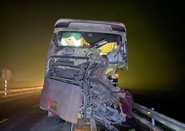 Lại xảy ra tai nạn giao thông nghiêm trọng trên cao tốc Cam Lộ - La Sơn- Ảnh 1.