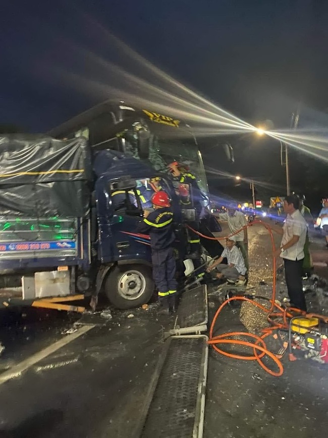 Phú Yên liên tiếp xảy ra 2 vụ tai nạn giao thông, 2 người chết, 6 người bị thương- Ảnh 1.