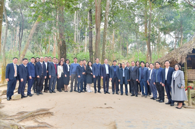 Vietcombank tổ chức Chương trình Về nguồn, Tết trồng cây 'Vietcombank - vì một Việt Nam xanh' và hoạt động ASXH tại tỉnh Tuyên Quang- Ảnh 3.