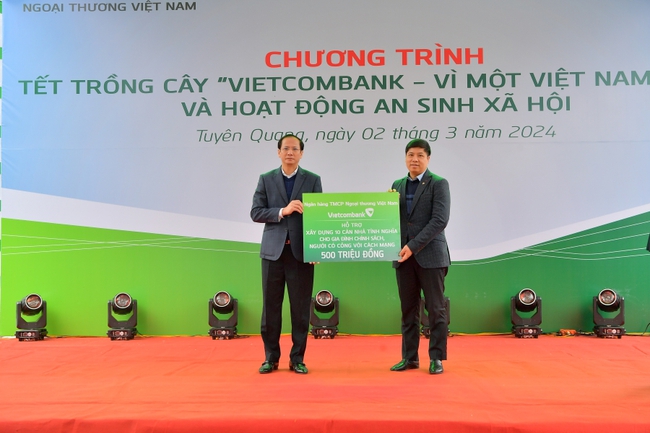 Vietcombank tổ chức Chương trình Về nguồn, Tết trồng cây 'Vietcombank - vì một Việt Nam xanh' và hoạt động ASXH tại tỉnh Tuyên Quang- Ảnh 8.