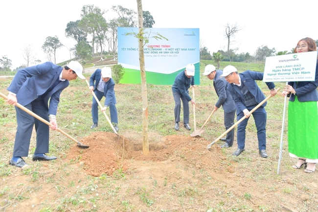 Vietcombank tổ chức Chương trình Về nguồn, Tết trồng cây 'Vietcombank - vì một Việt Nam xanh' và hoạt động ASXH tại tỉnh Tuyên Quang- Ảnh 9.