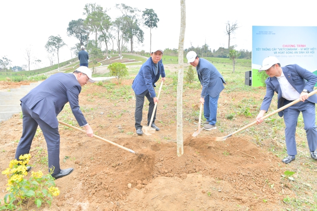 Vietcombank tổ chức Chương trình Về nguồn, Tết trồng cây 'Vietcombank - vì một Việt Nam xanh' và hoạt động ASXH tại tỉnh Tuyên Quang- Ảnh 10.