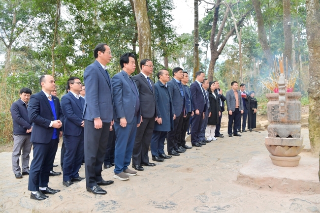 Vietcombank tổ chức Chương trình Về nguồn, Tết trồng cây 'Vietcombank - vì một Việt Nam xanh' và hoạt động ASXH tại tỉnh Tuyên Quang- Ảnh 1.