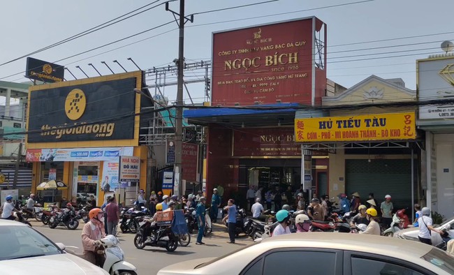 Khống chế nam thanh niên cướp tiệm vàng ở Bình Phước- Ảnh 1.