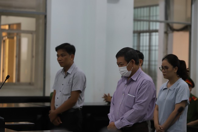 Bị đề nghị 5-6 năm tù, cựu Giám đốc CDC Khánh Hòa bất ngờ thay đổi lời khai, nhận tội- Ảnh 2.