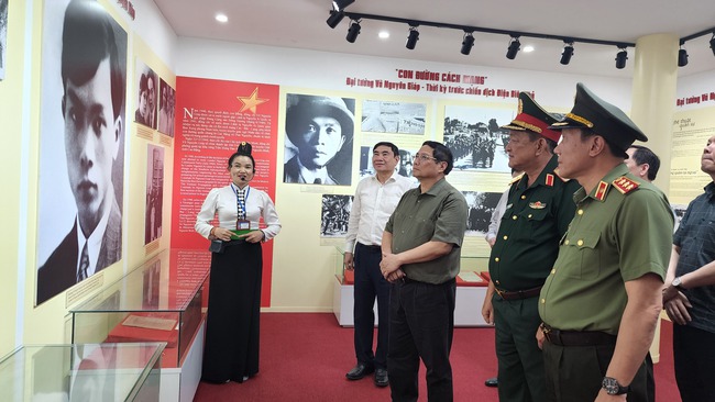 Thủ tướng Phạm Minh Chính dâng hương tưởng niệm Đại tướng Võ Nguyên Giáp- Ảnh 2.