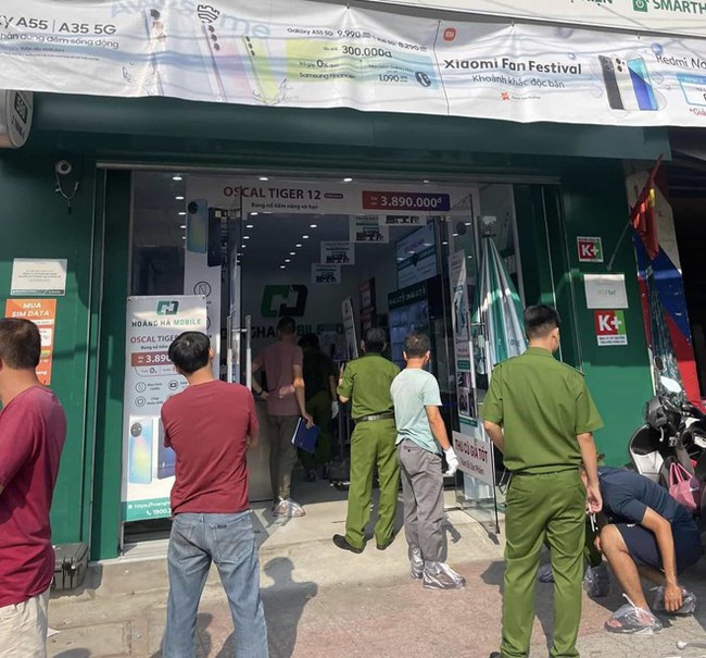 Một nhóm nghi người nước ngoài phá cửa cuốn, cướp tài sản ở TP Nha Trang- Ảnh 1.