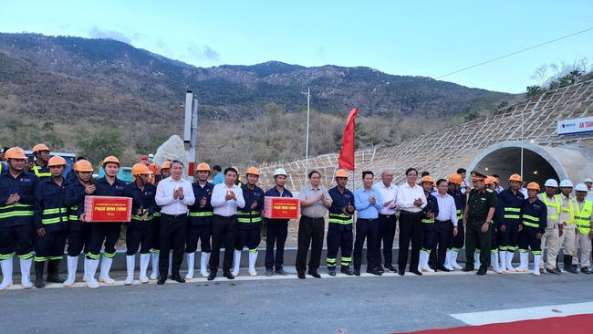 Thủ tướng dự lễ khánh thành Dự án thành phần Cam Lâm - Vĩnh Hảo và Thông xe Dự án thành phần Diễn Châu - Bãi Vọt- Ảnh 4.
