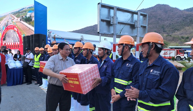 Thủ tướng dự lễ khánh thành Dự án thành phần Cam Lâm - Vĩnh Hảo và Thông xe Dự án thành phần Diễn Châu - Bãi Vọt- Ảnh 5.