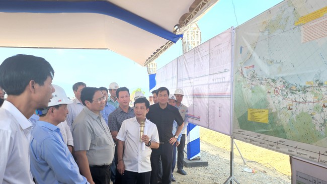 Thủ tướng kiểm tra dự án giao thông trọng điểm trên địa bàn tỉnh Khánh Hòa, Phú Yên, Bình Định- Ảnh 1.