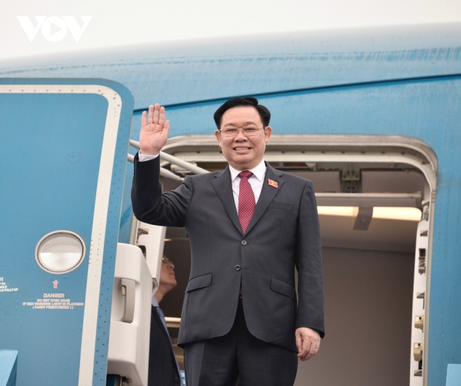 Chủ tịch Quốc hội Vương Đình Huệ lên đường thăm chính thức nước CHND Trung Hoa- Ảnh 1.