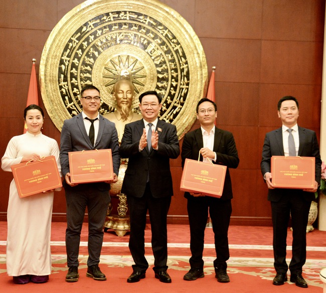 Chủ tịch Quốc hội Vương Đình Huệ gặp mặt cộng đồng người Việt Nam tại Trung Quốc- Ảnh 5.