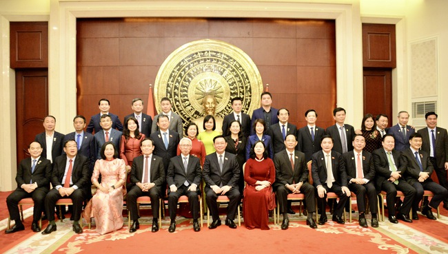 Chủ tịch Quốc hội Vương Đình Huệ gặp mặt cộng đồng người Việt Nam tại Trung Quốc- Ảnh 3.