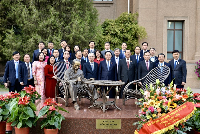 Chủ tịch Quốc hội Vương Đình Huệ gặp mặt cộng đồng người Việt Nam tại Trung Quốc- Ảnh 7.