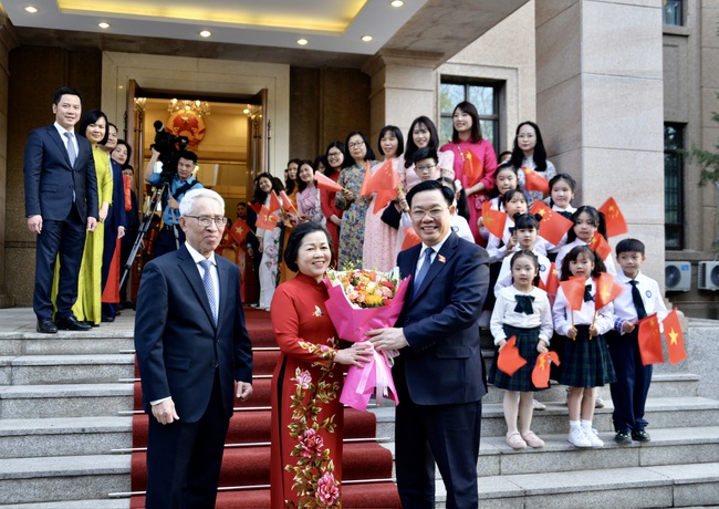 Chủ tịch Quốc hội Vương Đình Huệ gặp mặt cộng đồng người Việt Nam tại Trung Quốc- Ảnh 2.