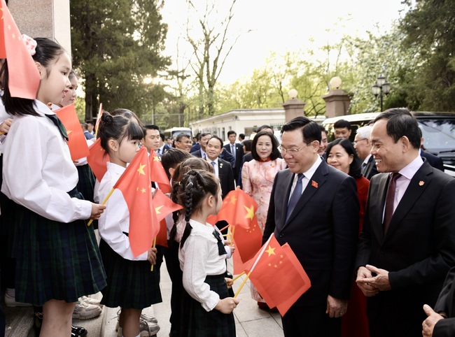 Chủ tịch Quốc hội Vương Đình Huệ gặp mặt cộng đồng người Việt Nam tại Trung Quốc- Ảnh 1.