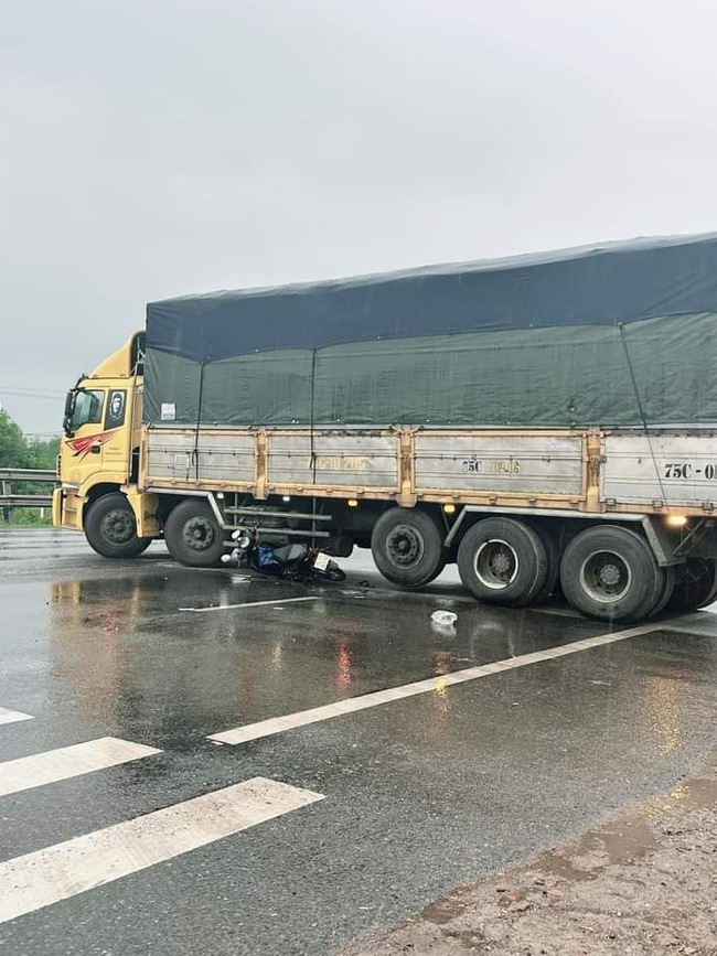 Tai nạn trên Quốc lộ 1A tăng, Quảng Trị tiếp tục đề nghị đưa xe trọng tải lớn trở lại cao tốc Cam Lộ-La Sơn- Ảnh 1.