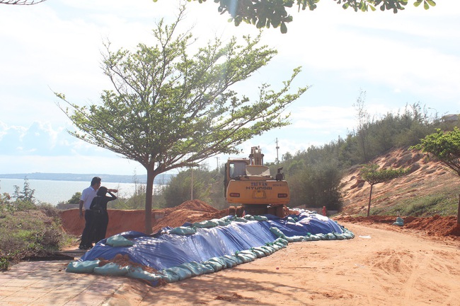 UBND tỉnh Bình Thuận chỉ đạo khẩn sau vụ tràn cát do mưa lớn- Ảnh 1.