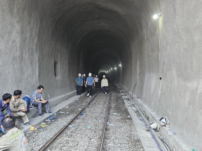 Hầm đường sắt Chí Thạnh tiếp tục sạt lở- Ảnh 2.
