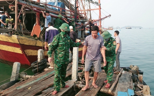 Thành lập Ban chỉ huy tiền phương tìm kiếm 11 ngư dân Quảng Bình mất tích trên biển- Ảnh 1.