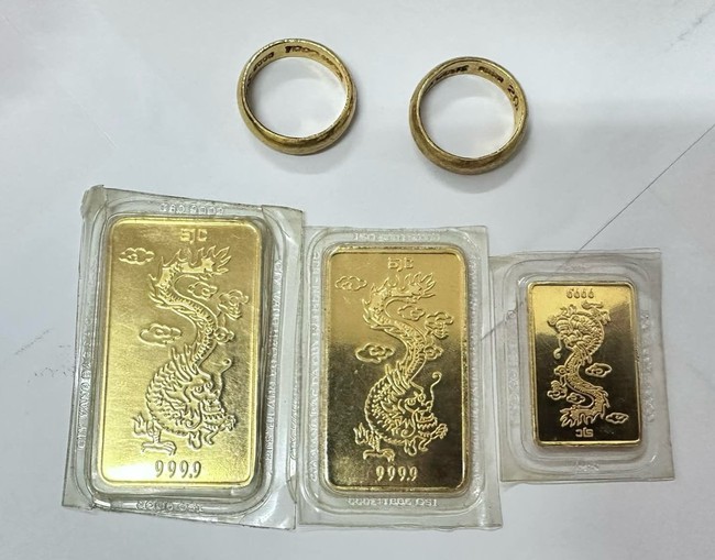 Nhiều kim loại nghi là vàng bị 'bỏ quên' trong túi đồ từ thiện- Ảnh 1.