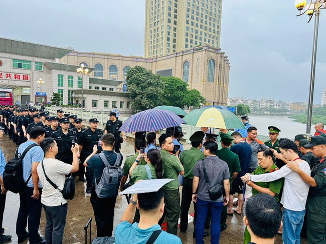 Quảng Ninh: Phối hợp bàn giao 19 người Trung Quốc bị truy nã- Ảnh 1.