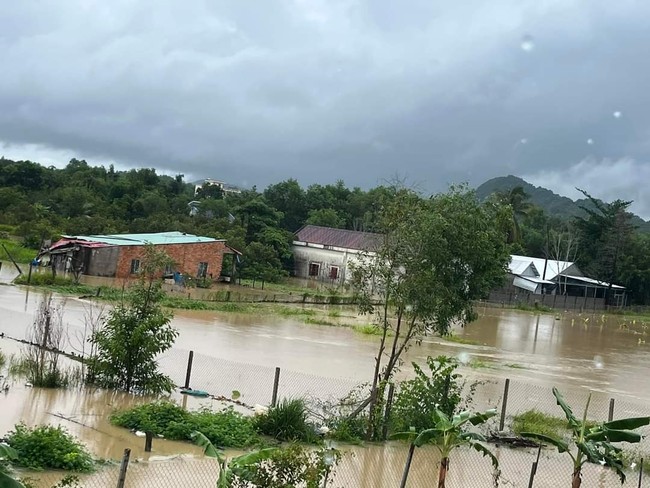 Phú Quốc: Mưa lớn gây ngập, công an, biên phòng ứng cứu, sơ tán dân- Ảnh 2.