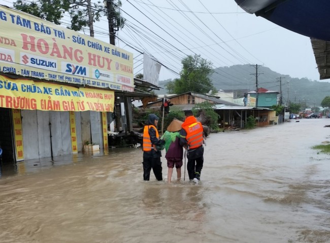 Phú Quốc: Mưa lớn gây ngập, công an, biên phòng ứng cứu, sơ tán dân- Ảnh 1.