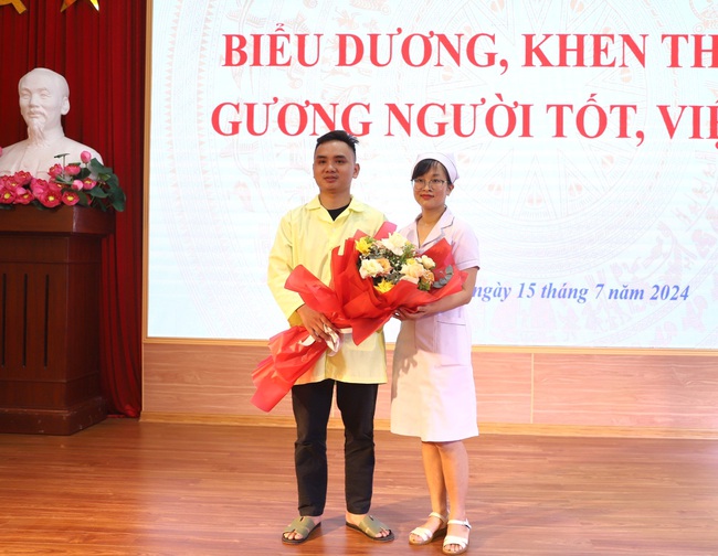 Hải Phòng: Khen thưởng điều dưỡng cứu sống cháu bé bị sặc sữa, ngừng thở trên xe taxi- Ảnh 2.