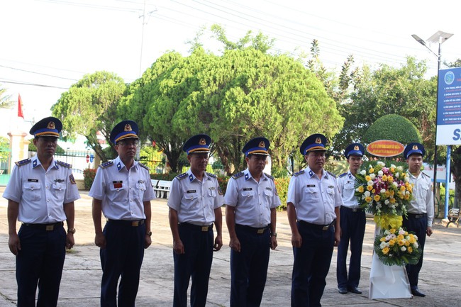 Kiên Giang: Vùng Cảnh sát biển 4 dâng hương trên biển tưởng niệm các Anh hùng liệt sĩ hy sinh trên vùng biển Tây Nam của Tổ quốc- Ảnh 2.