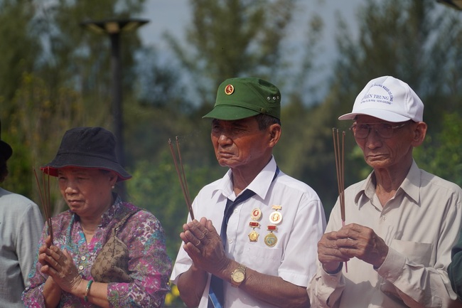 Người dân, du khách dâng hương, dâng hoa tưởng niệm 64 chiến sĩ Gạc Ma- Ảnh 5.