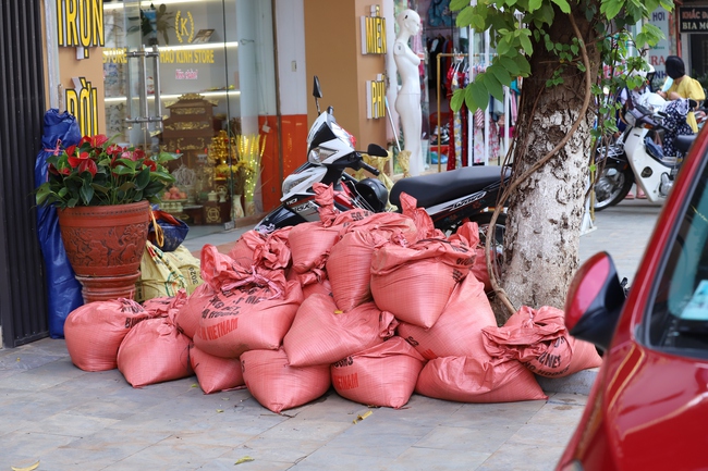 Dự báo đợt mưa lớn, người dân Sơn La chủ động lập "lô cốt" phòng chống lũ- Ảnh 10.