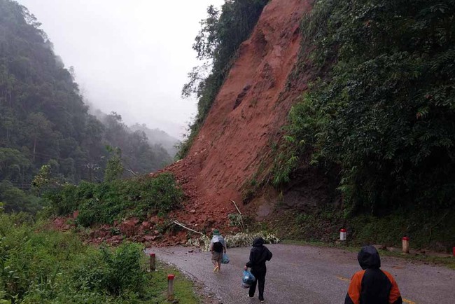 Mưa lũ gây sạt lở, ách tắc giao thông cục bộ tại một số địa phương vùng núi phía Bắc- Ảnh 2.