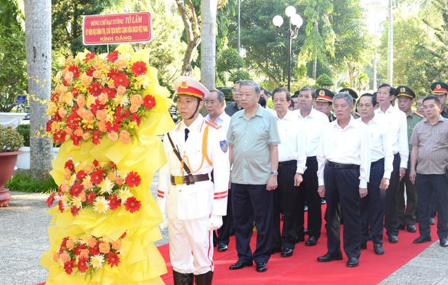 Chủ tịch nước dâng hương đền thờ Chủ tịch Hồ Chí Minh tại Trà Vinh- Ảnh 1.