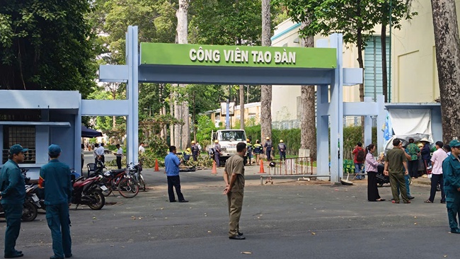 TP.HCM: 2 người thiệt mạng trong công viên vì bị nhánh cây gãy rơi trúng- Ảnh 2.