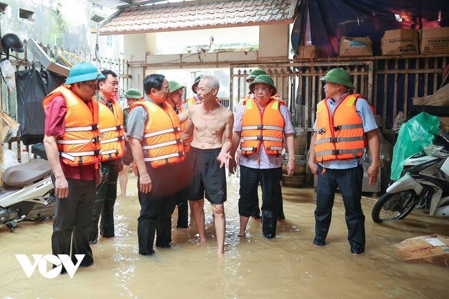 Thủ tướng Phạm Minh Chính đi kiểm tra tình hình nước lũ và chỉ đạo khẩn tại Bắc Giang- Ảnh 3.