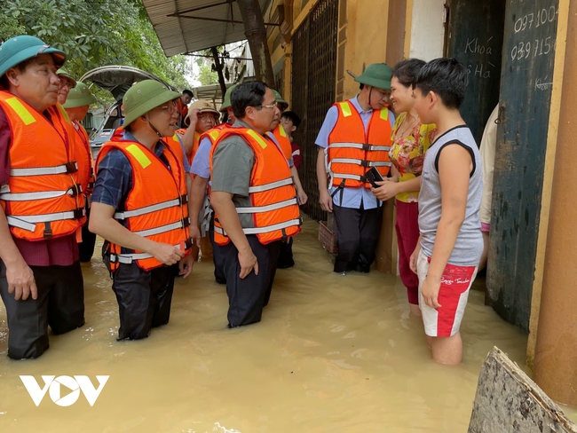 Thủ tướng Phạm Minh Chính đi kiểm tra tình hình nước lũ và chỉ đạo khẩn tại Bắc Giang- Ảnh 2.