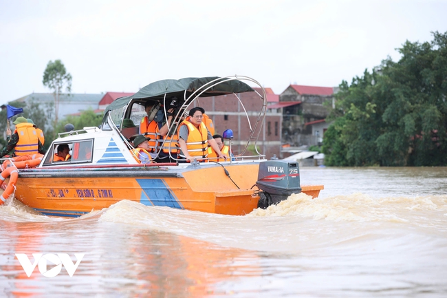 Thủ tướng Phạm Minh Chính đi kiểm tra tình hình nước lũ và chỉ đạo khẩn tại Bắc Giang- Ảnh 1.