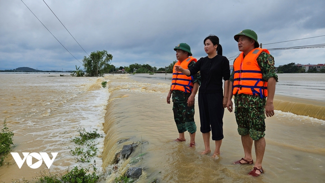 Thủ tướng Phạm Minh Chính đi kiểm tra tình hình nước lũ và chỉ đạo khẩn tại Bắc Giang- Ảnh 6.