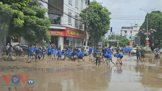 Thủ tướng Phạm Minh Chính kiểm tra tình hình khắc phục hậu quả mưa lũ tại Yên Bái- Ảnh 1.