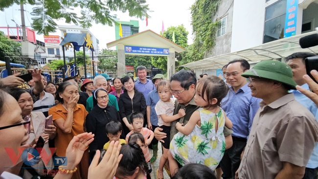 Thủ tướng Phạm Minh Chính kiểm tra tình hình khắc phục hậu quả mưa lũ tại Yên Bái- Ảnh 7.