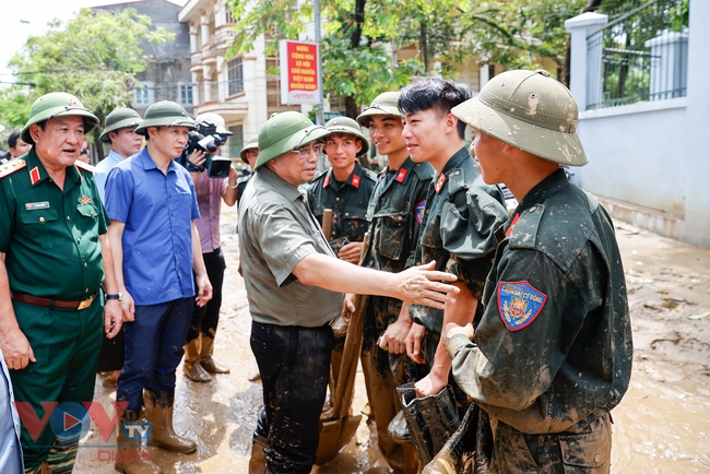 Thủ tướng Phạm Minh Chính kiểm tra tình hình khắc phục hậu quả mưa lũ tại Yên Bái- Ảnh 8.