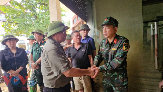 Thủ tướng Phạm Minh Chính kiểm tra tình hình khắc phục hậu quả mưa lũ tại Yên Bái- Ảnh 14.