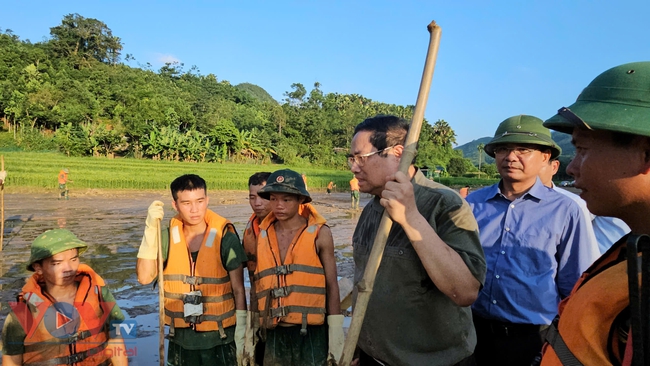 Thủ tướng Phạm Minh Chính không kìm được nước mắt khi thị sát nơi sạt lở kinh hoàng Làng Nủ, Lào Cai- Ảnh 1.