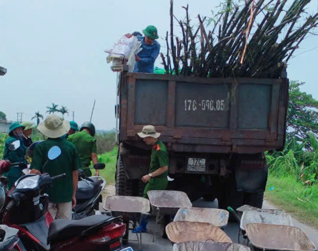 Thái Bình: Huy động hàng nghìn lượt người tham gia hộ đê, đảm bảo an toàn cho tuyến đê bối xung yếu- Ảnh 1.