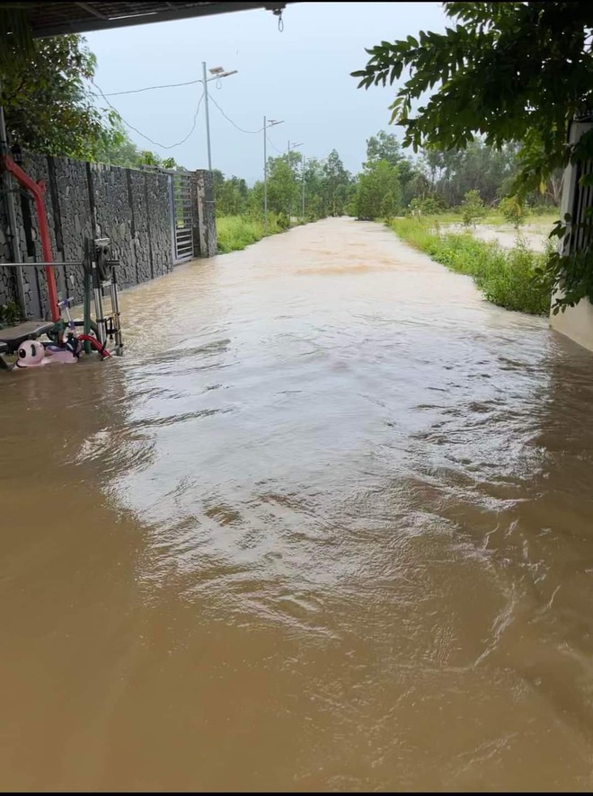 Phú Quốc: Mưa lớn gây ngập, công an, biên phòng ứng cứu, sơ tán dân- Ảnh 3.