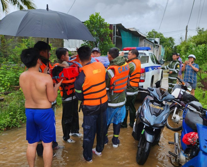 Phú Quốc: Mưa lớn gây ngập, công an, biên phòng ứng cứu, sơ tán dân- Ảnh 9.