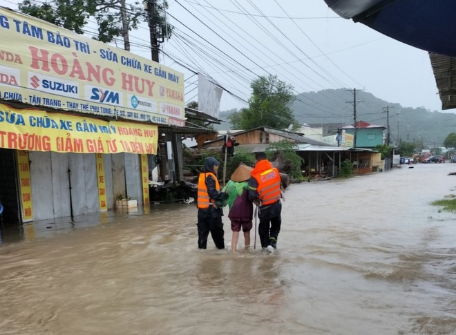 Phú Quốc: Mưa lớn gây ngập, công an, biên phòng ứng cứu, sơ tán dân- Ảnh 8.