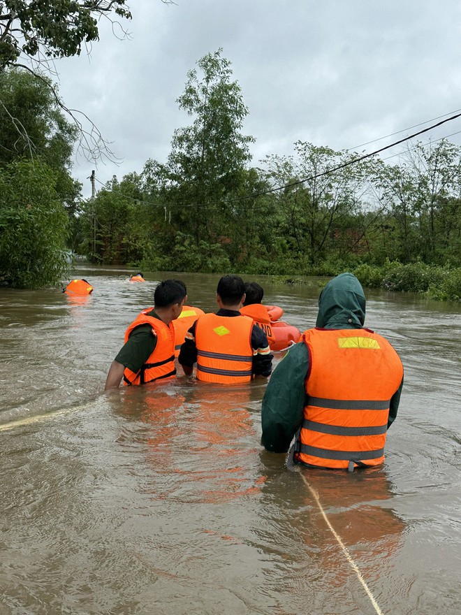 Phú Quốc: Mưa lớn gây ngập, công an, biên phòng ứng cứu, sơ tán dân- Ảnh 5.