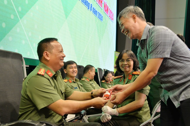 Công an Thủ đô khởi động hành trình “Giọt máu nghĩa tình” năm 2024- Ảnh 10.